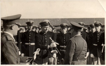 1950 - 3° Año -  El Tte Cnel Vallarino entrega el couteau a Carbajal.